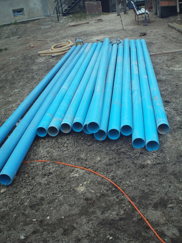 Zilās plastmasas caurules dziļurbumam