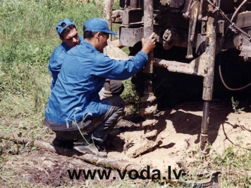 Dziļurbuma aprīkošana ar sūkni un automātiku